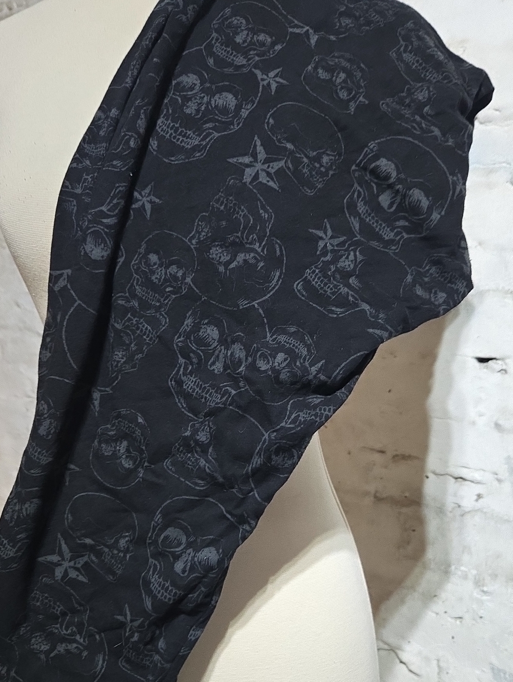 TORRID Black Skull And Star Print Cropped Legging.